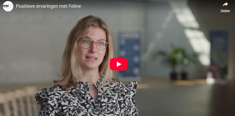 Videothumbnail van een interview of testimonial met een vrouwelijke spreker in een werkomgeving.